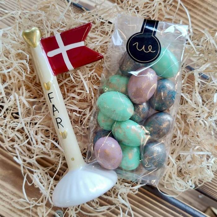 Lille gave med Far flag og chokolade
