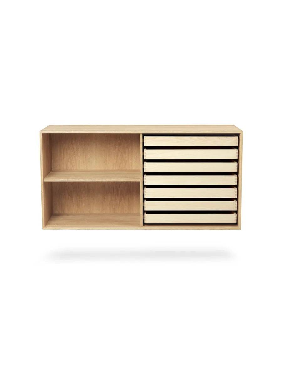 FK63 Reol med hylde og bakker fra Carl Hansen & Søn Dybde: 36 cm / Eg hvidolie - Jacobsen Plus