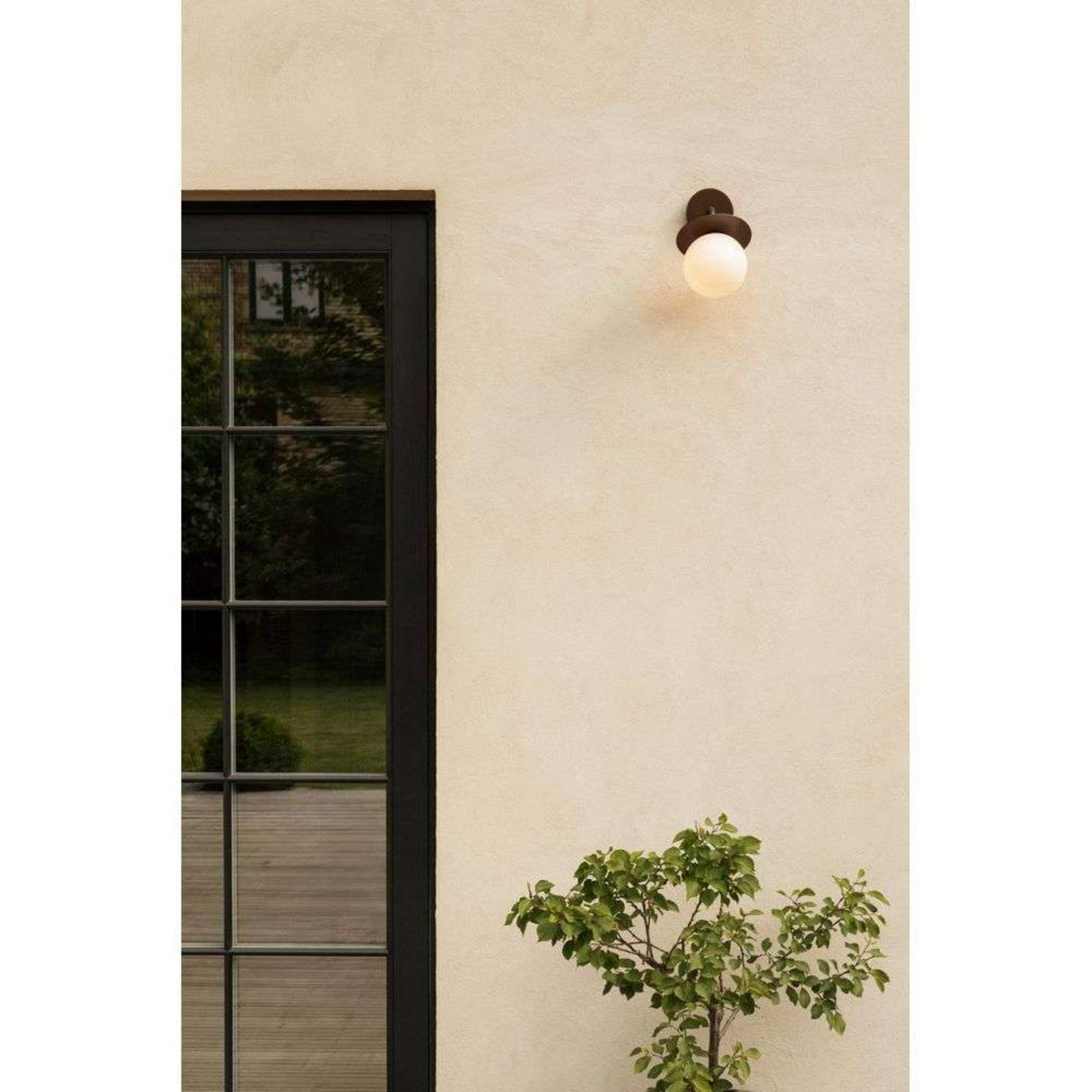 Nuura Aps utomhusvägglampa Liila, bredd 16 cm, brons/opal dimbar, Brun / mässing, Metall, Skandinavisk