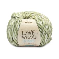 Katia Love Wool Tones 207 Grøn Indhold:85% uld, 15% alpaca Vægt/længde:100 g = ca. 50 meter Anbefalede pinde:12-15 mm Strikkefasthed:10 x 10 cm = 7 m x 9 p Vask:Håndvask / Tåler ikke tørretumbling.
