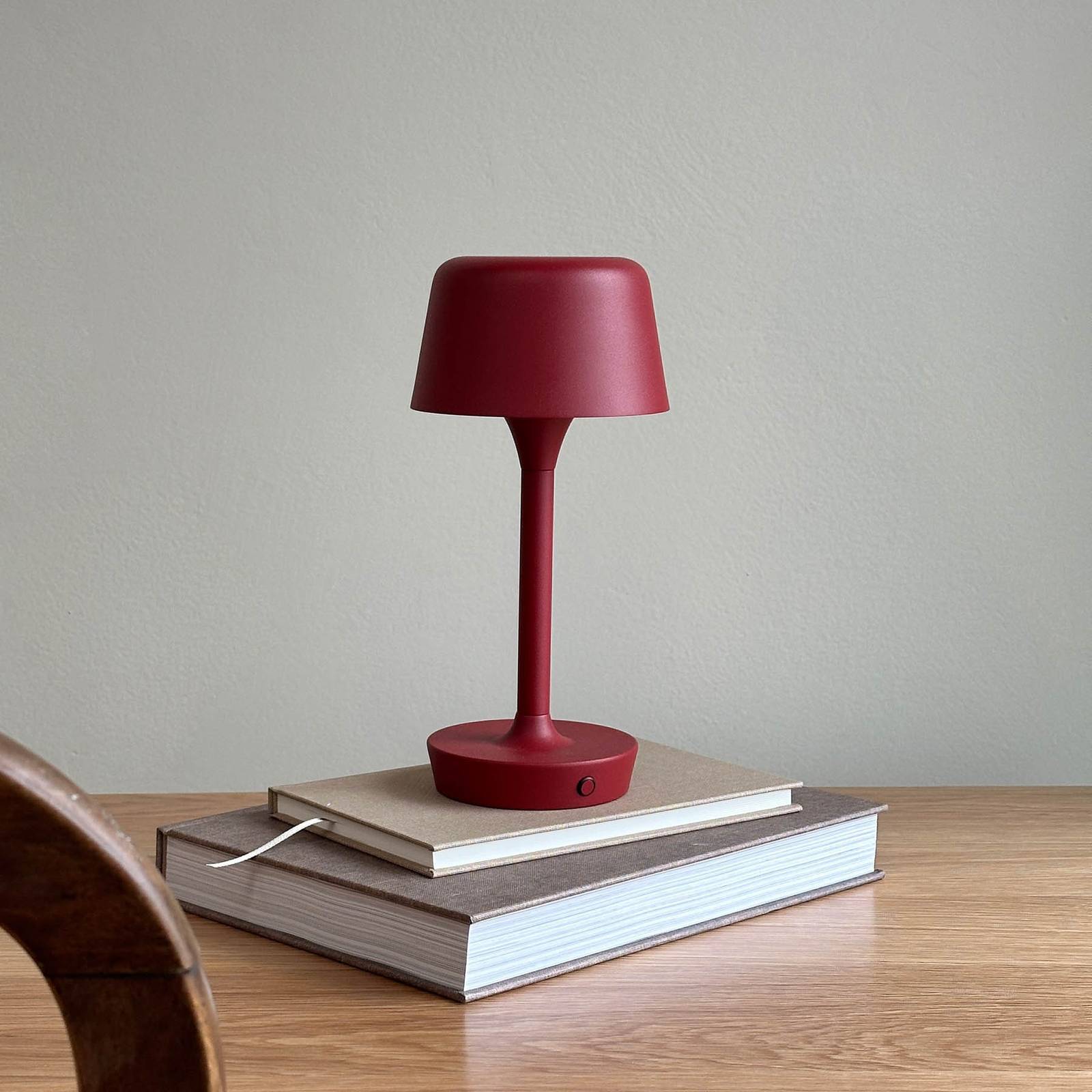Dyberg Larsen LED bordslampa Flow, dimbar, Röd, Vardagsrum / matsal, Metall, Skandinavisk, LED-bordslampa
