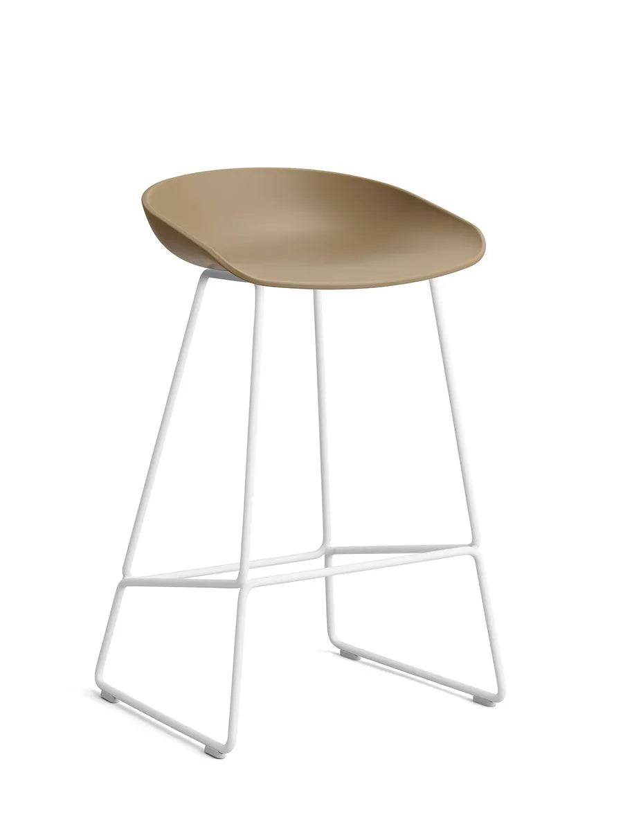 About a Stool AAS38 fra Hay Lav - B 47 x D 45 x H 65-76 cm / Clay / Hvid pulverlakeret stål - Jacobsen Plus