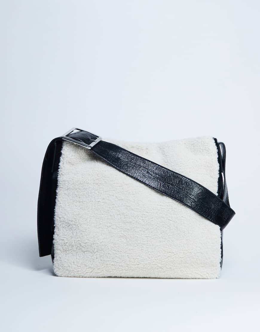 Topshop - Tish - Cremehvid tote-taske med sorte kontrastdetaljer og -stropper i imiteret lammeskind - One Size