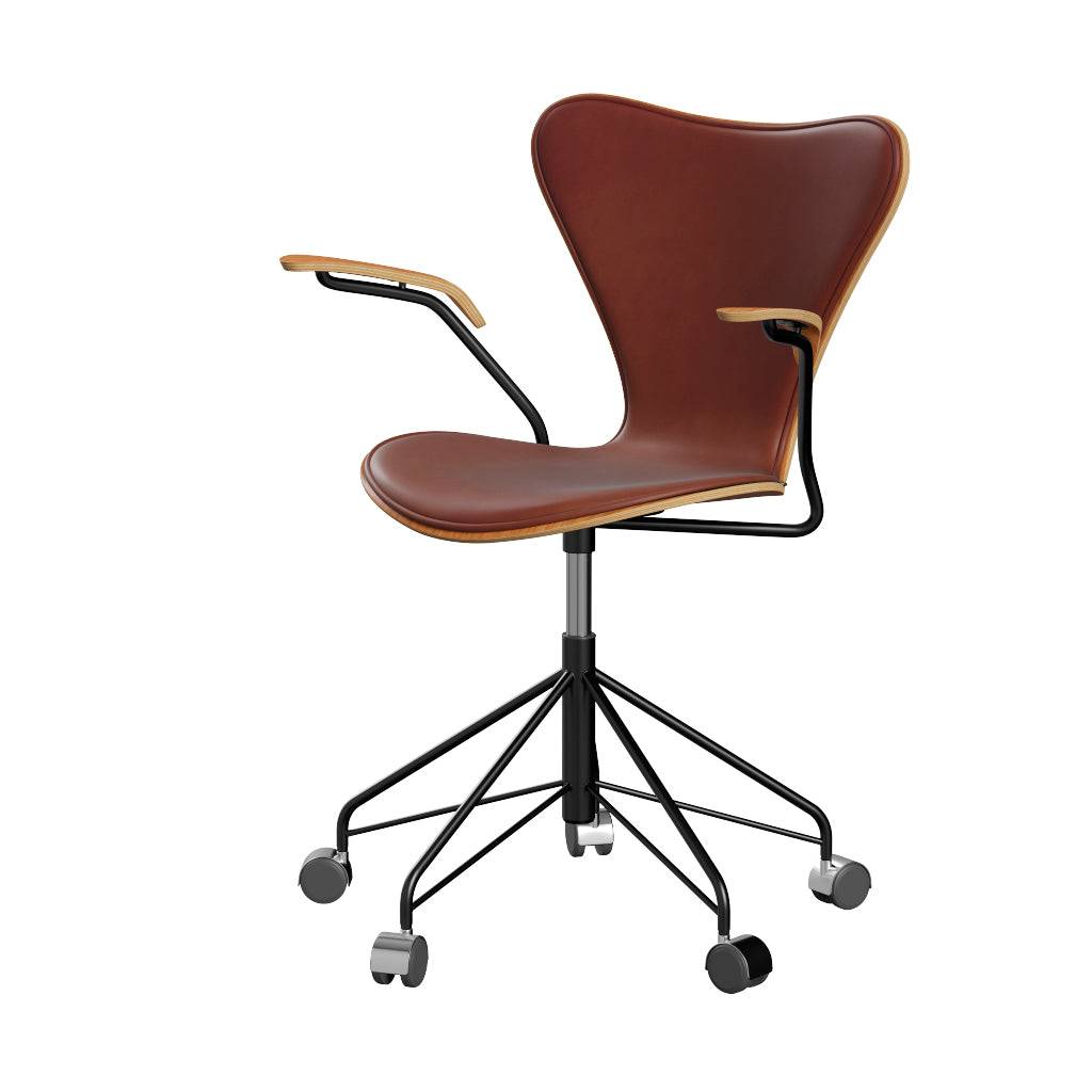 Fritz Hansen - 3217 kontorstol med armlæn, naturfiner og forsidepolstret i Grace læder Kirsebær - Kastanjebrun læder - Sort stel - Jacobsen Plus