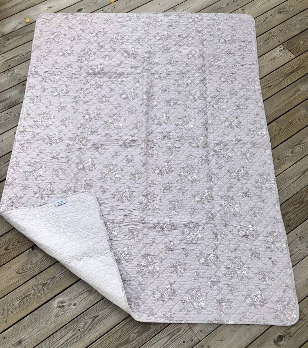 Romantiskt quiltat överkast med rosor