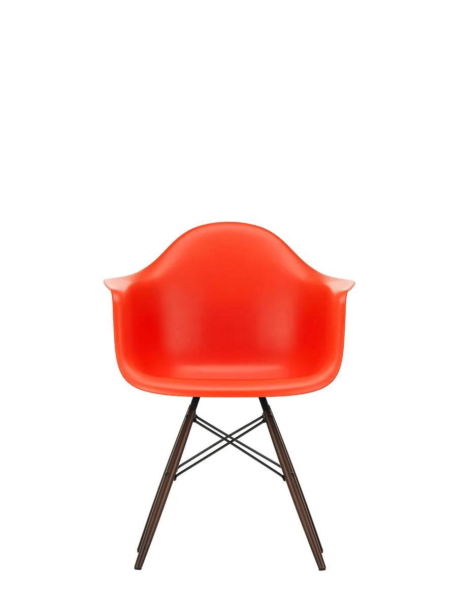 Eames Plastic Armchair DAW, mørkbejdset ahorntræ fra Vitra Poppy red - Jacobsen Plus