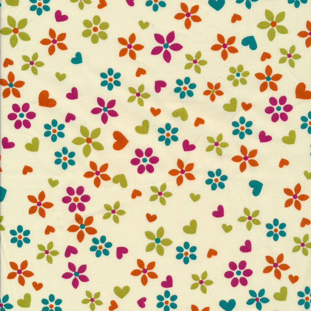 Patchworkstof med blomster og hjerter i offwhite.