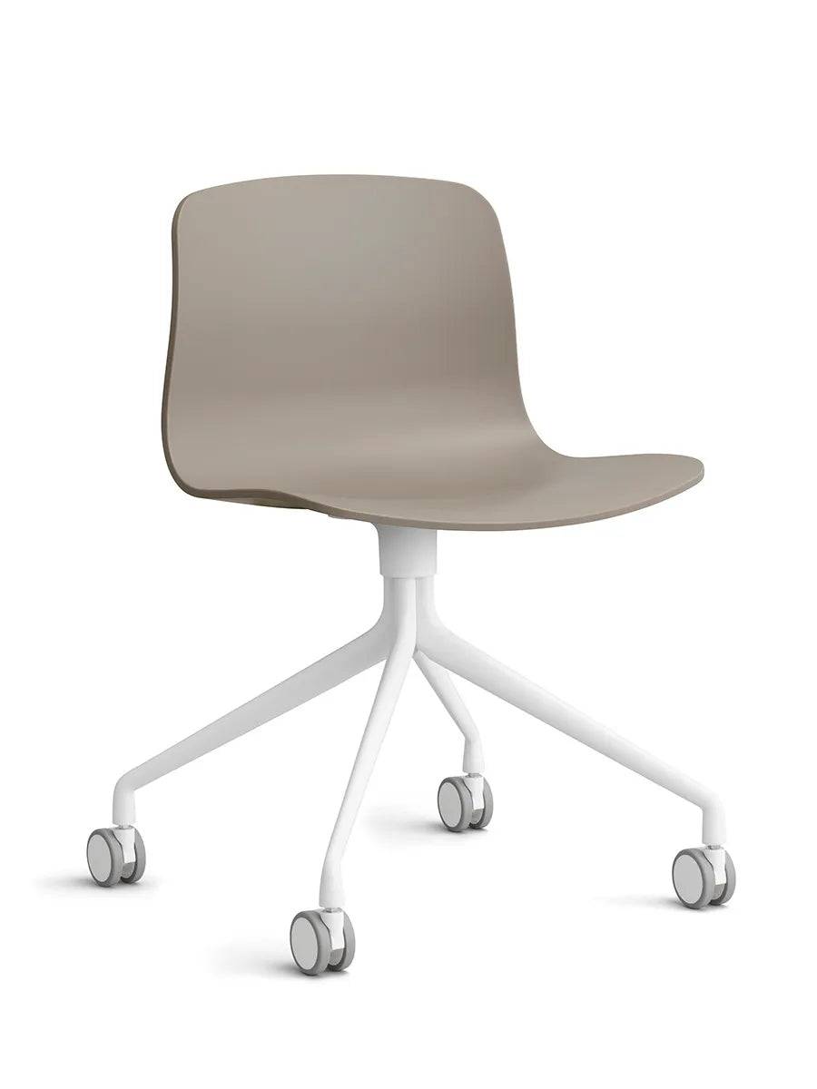 About a Chair AAC14 fra Hay Khaki / Hvid pulverlakeret aluminium - Jacobsen Plus