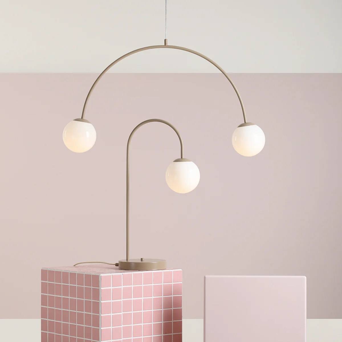Twiggy - Loftlampe i beigefarvet metal og 2 hvide glaskupler, bredde 84 cm.