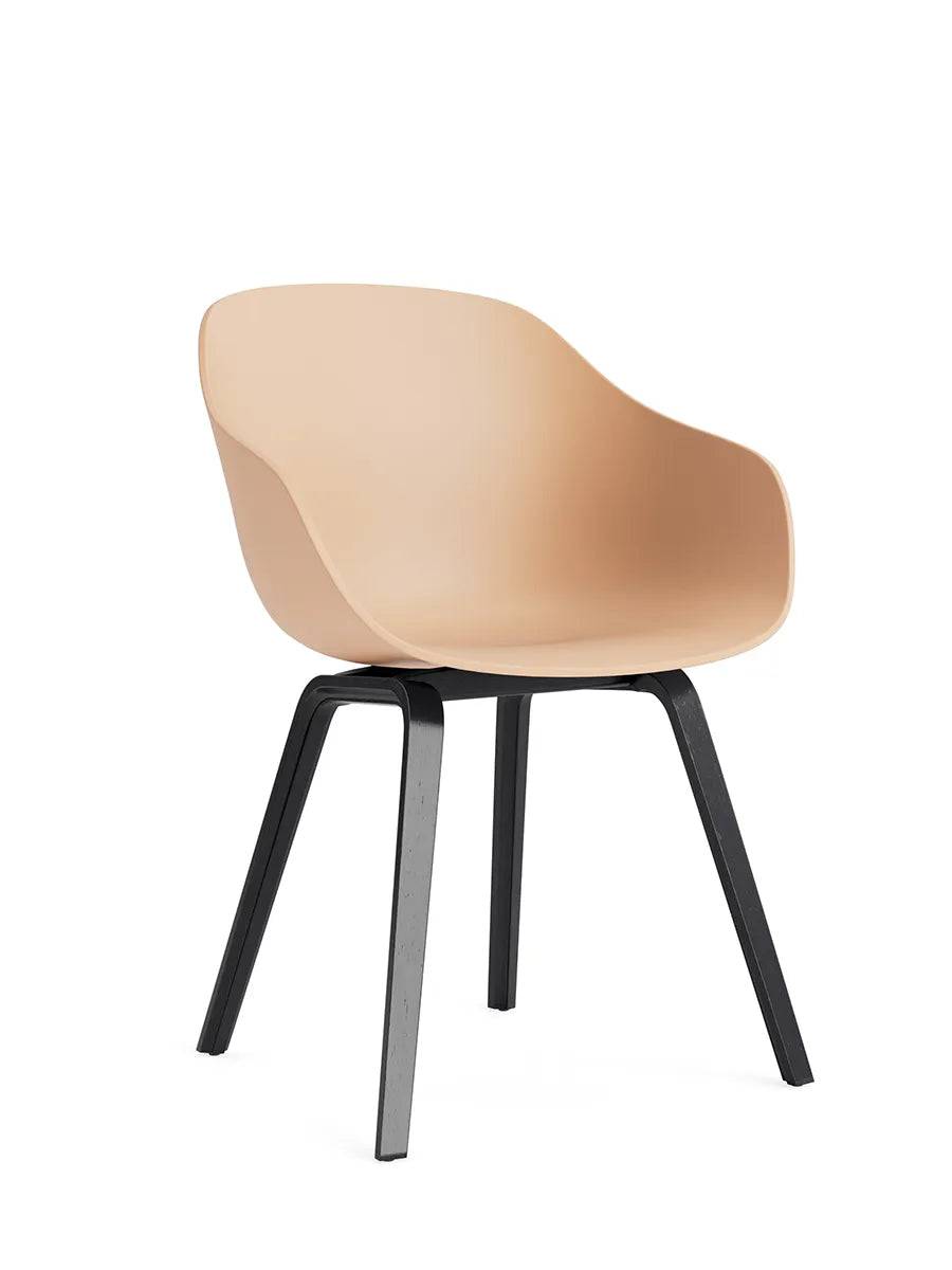 About a Chair AAC 222 fra Hay Pale Peach / Sortlakeret eg - Jacobsen Plus