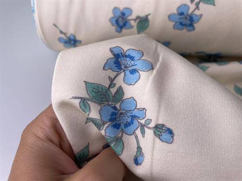 French terry - creme med yndige blå blomster