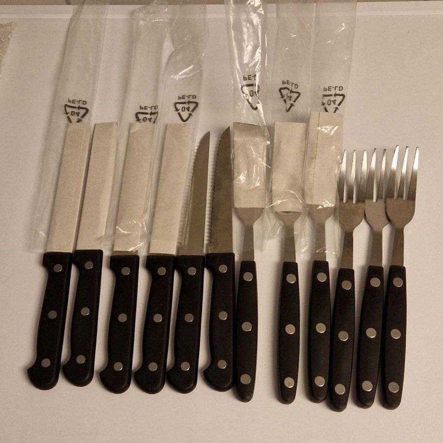 12st Grillbestick, bestickset i rostfritt stål med svarta träskaft.