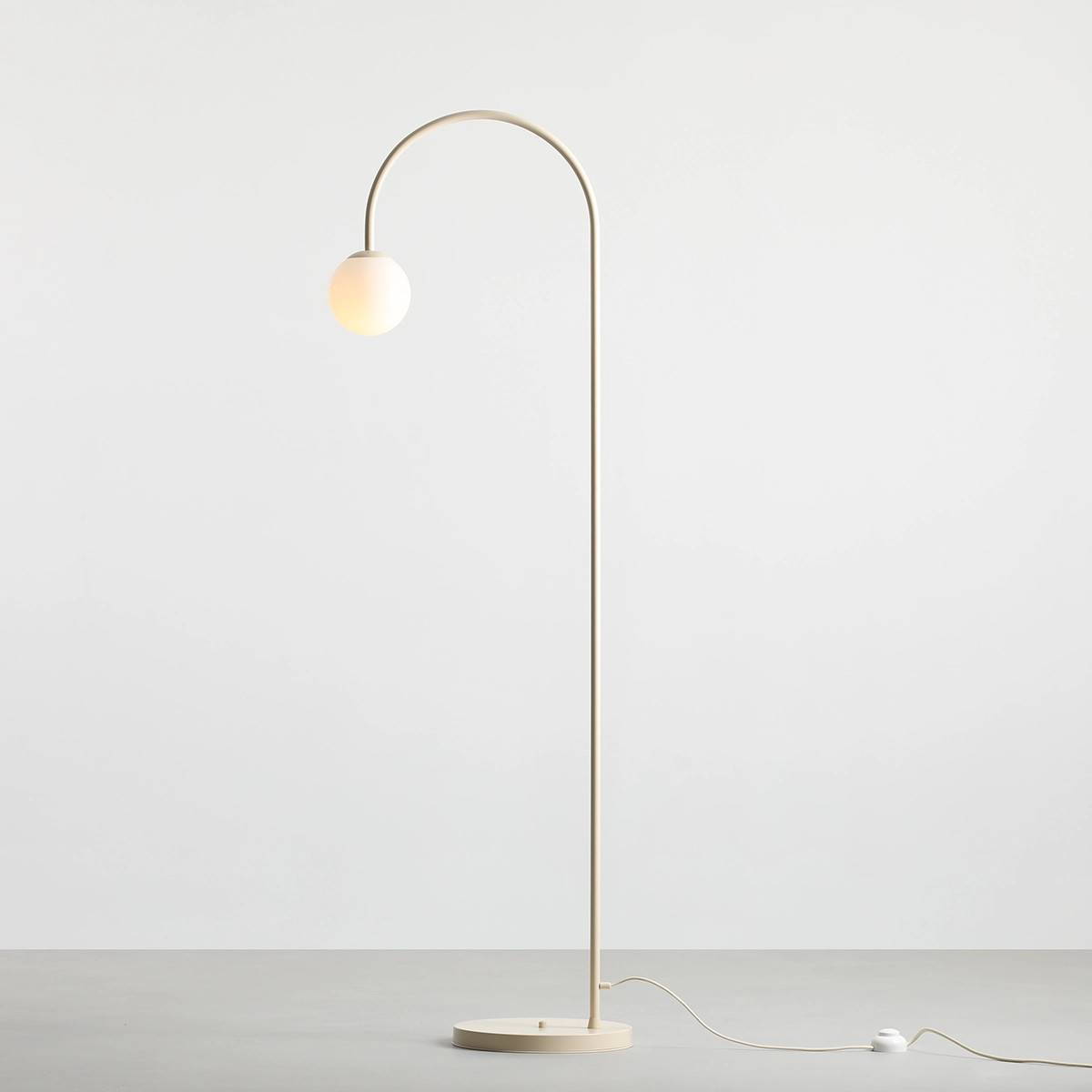 Twiggy - Gulvlampe i cremefarvet metal og hvidt glas