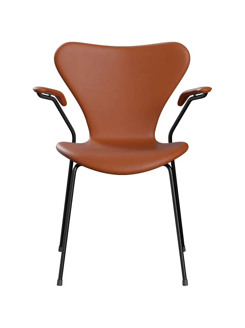 3207 stol m/armlæn, fuldpolstret Essential læder valnød/sort stel af Arne Jacobsen - Jacobsen Plus