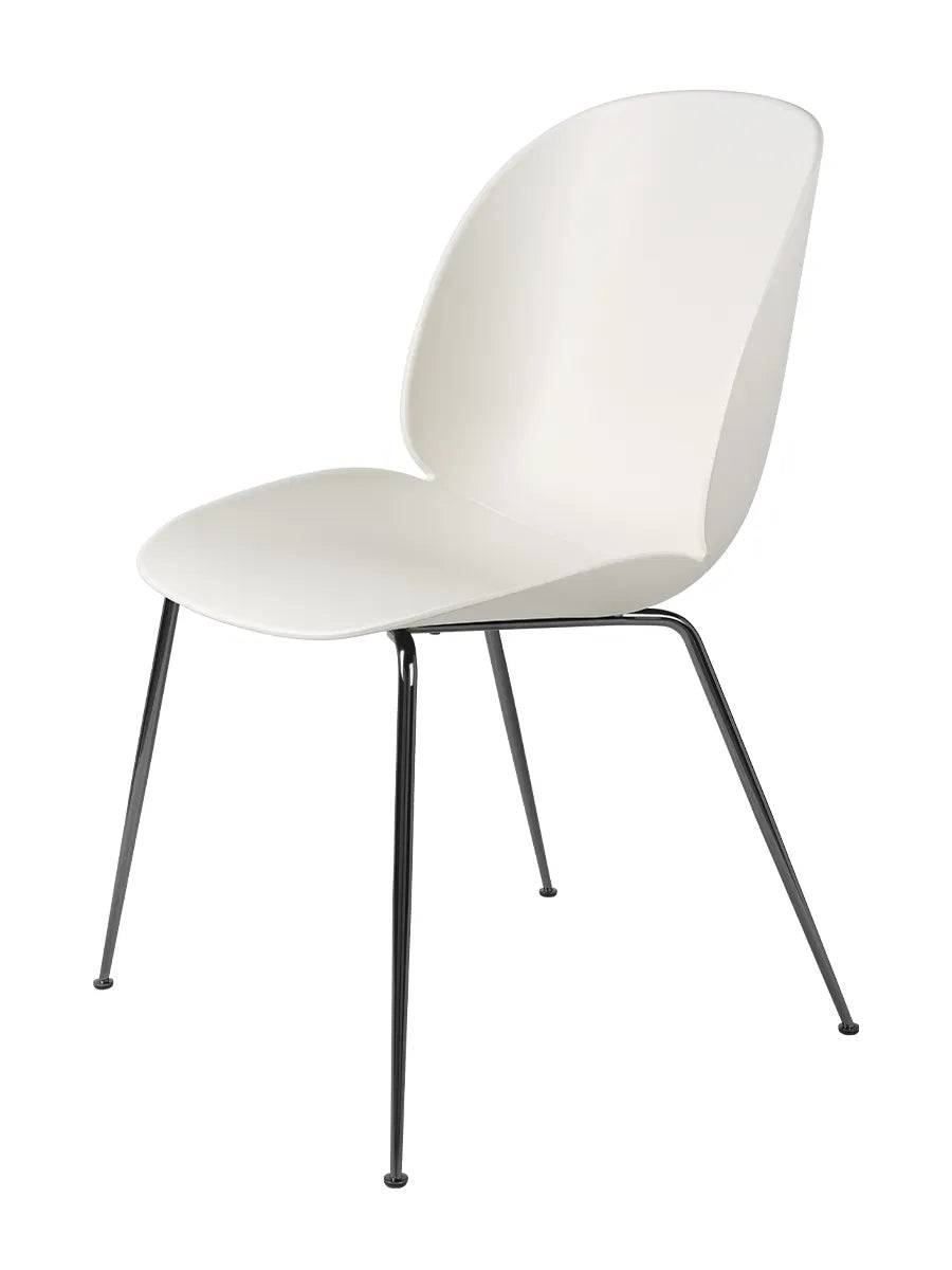 Beetle Chair, upolstret fra GUBI Alabaster White shell / Conic base / Black chrome base - Jacobsen Plus