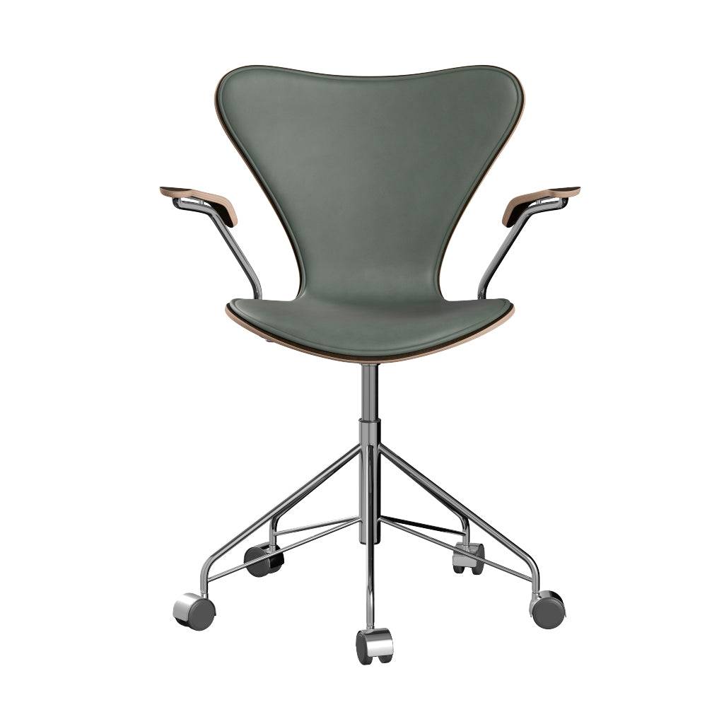 Fritz Hansen - 3217 kontorstol med armlæn, naturfiner og forsidepolstret i Grace læder Mørkbejdset eg - Concrete Grey læder - Krom stel - Jacobsen Plus