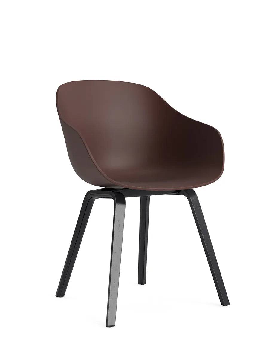 About a Chair AAC 222 fra Hay Raisin / Sortlakeret eg - Jacobsen Plus