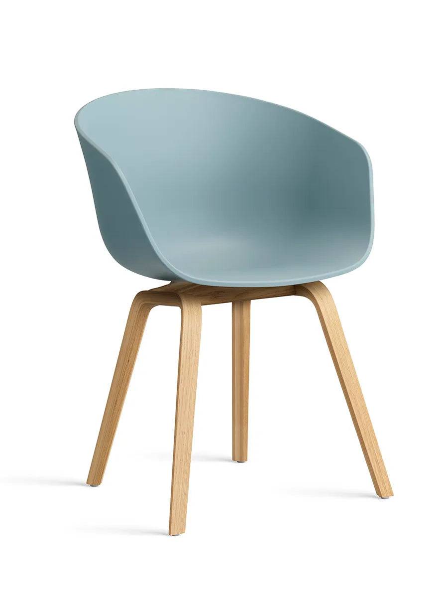 About a Chair AAC22 fra Hay Dusty blue / Lakeret eg - Jacobsen Plus