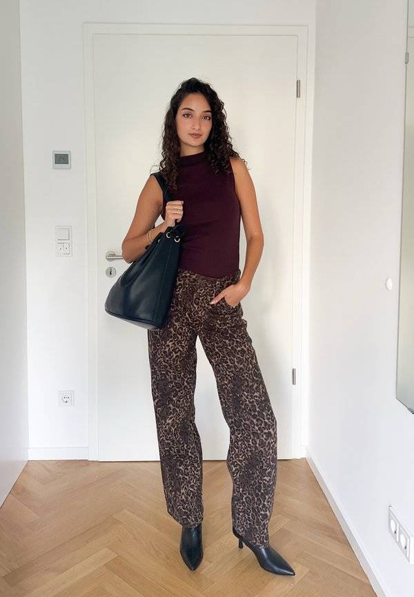 BOLD BUCKET BAG - Handväska - black