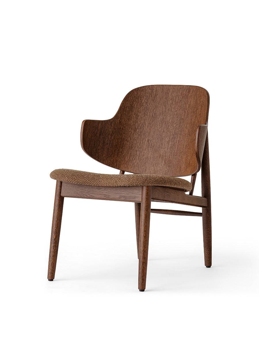 Audo Copenhagen - The Penguin Wooden loungestol, sædepolstret Rødbejdset eg - Logan Nutmeg (tekstil) - Jacobsen Plus