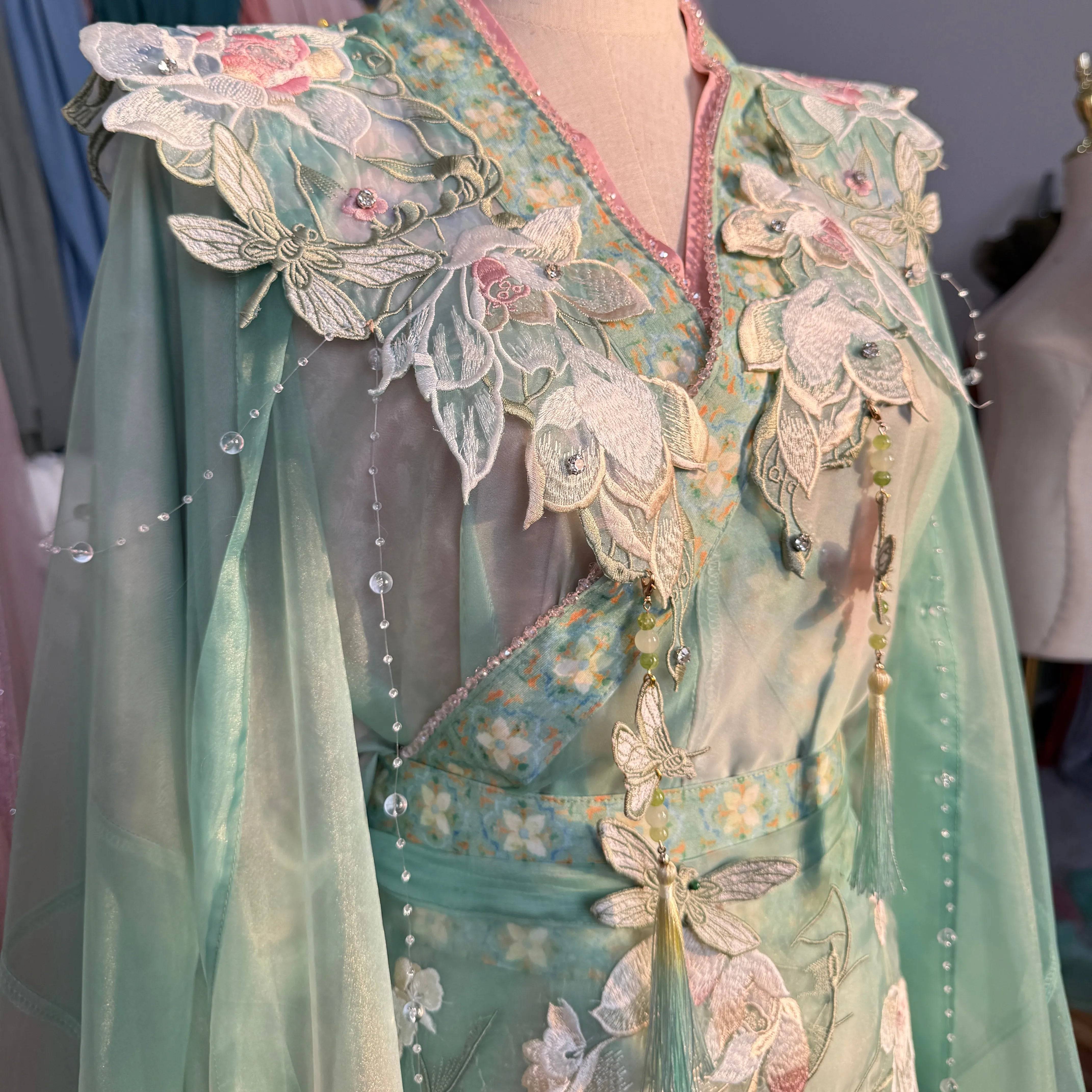 [Xiaohe] Embroidery gradual change flower couple spring Hanfu - Hand nail drill blue gradual change tassel cloud shoulder (average size) / L (L)