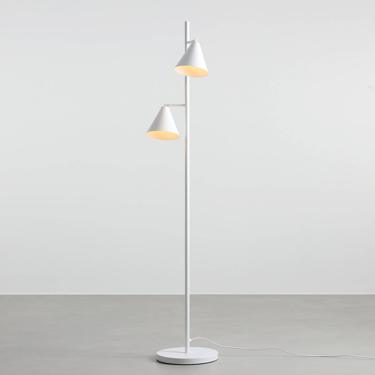 Frigg- Gulvlampe med to skærme i hvid metal