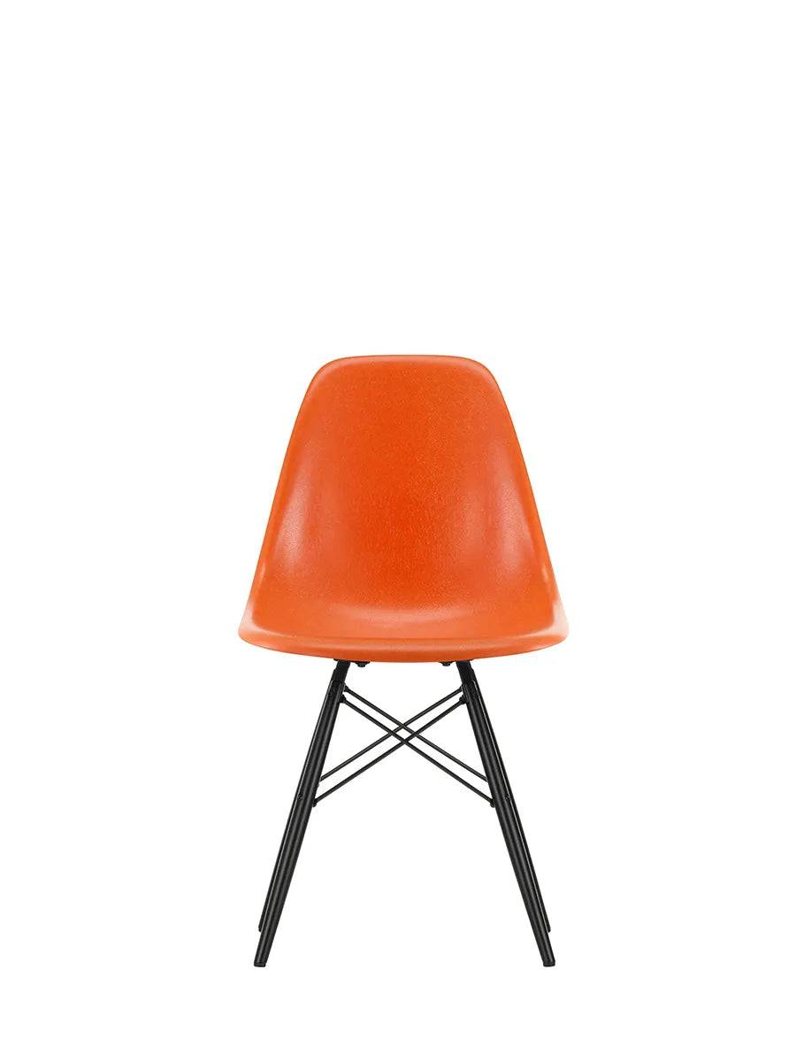 Eames Fiberglass Chair DSW, sortlakeret ahorn fra Vitra Eames Red Orange - Jacobsen Plus
