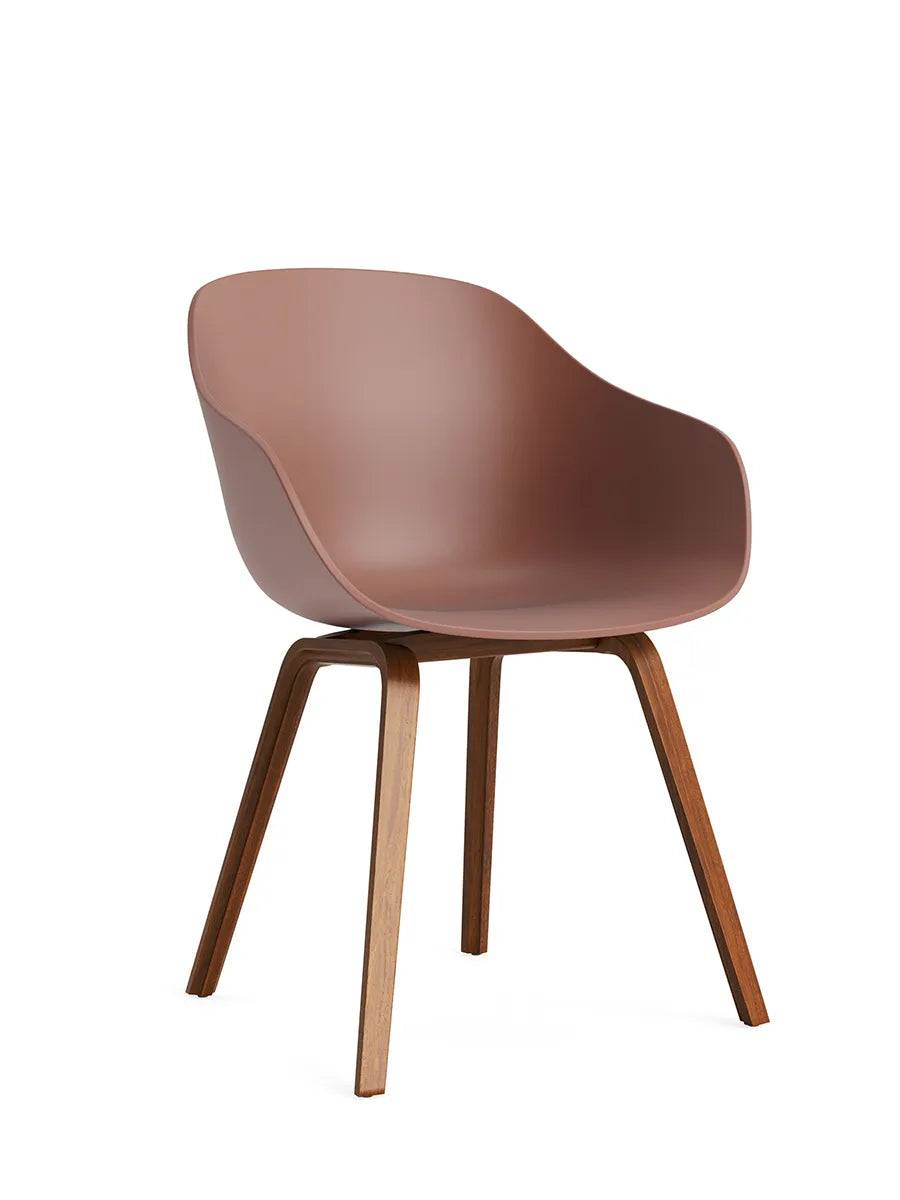 About a Chair AAC 222 fra Hay Soft Brick / Lakeret valnød - Jacobsen Plus