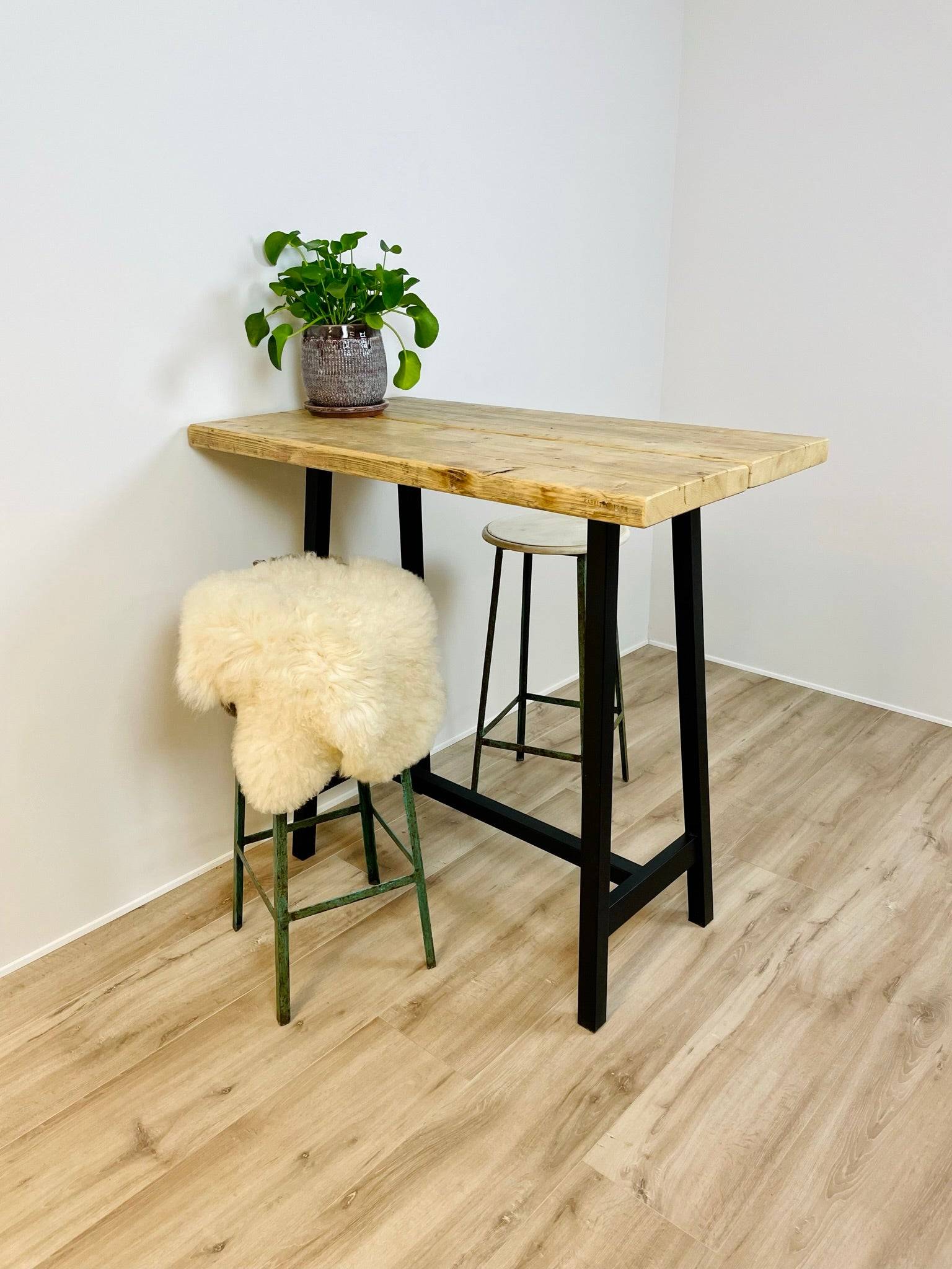 Barbord af Genbrugsplanker | Lakeret.