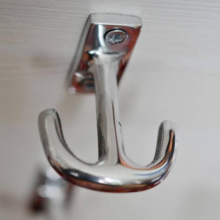 Ankarkrok till hatthylla i metall