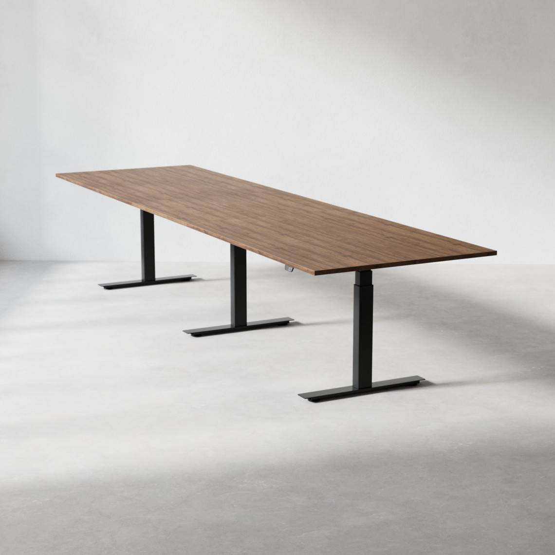 Hæve sænke konferencebord Modul, Størrelse 420 cm, Farve Valnød, Ben Sort.