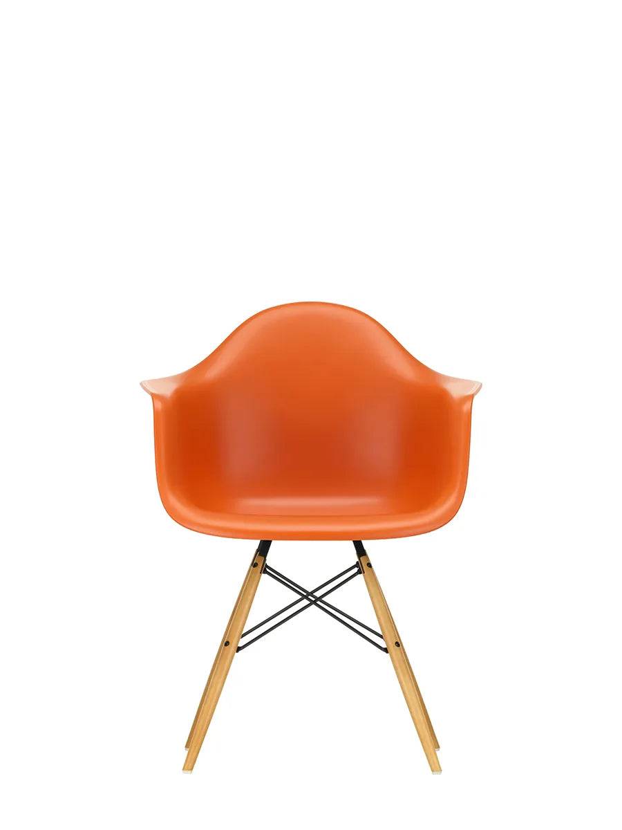 Eames Plastic Armchair DAW, ahorntræ fra Vitra Rusty Orange - Jacobsen Plus