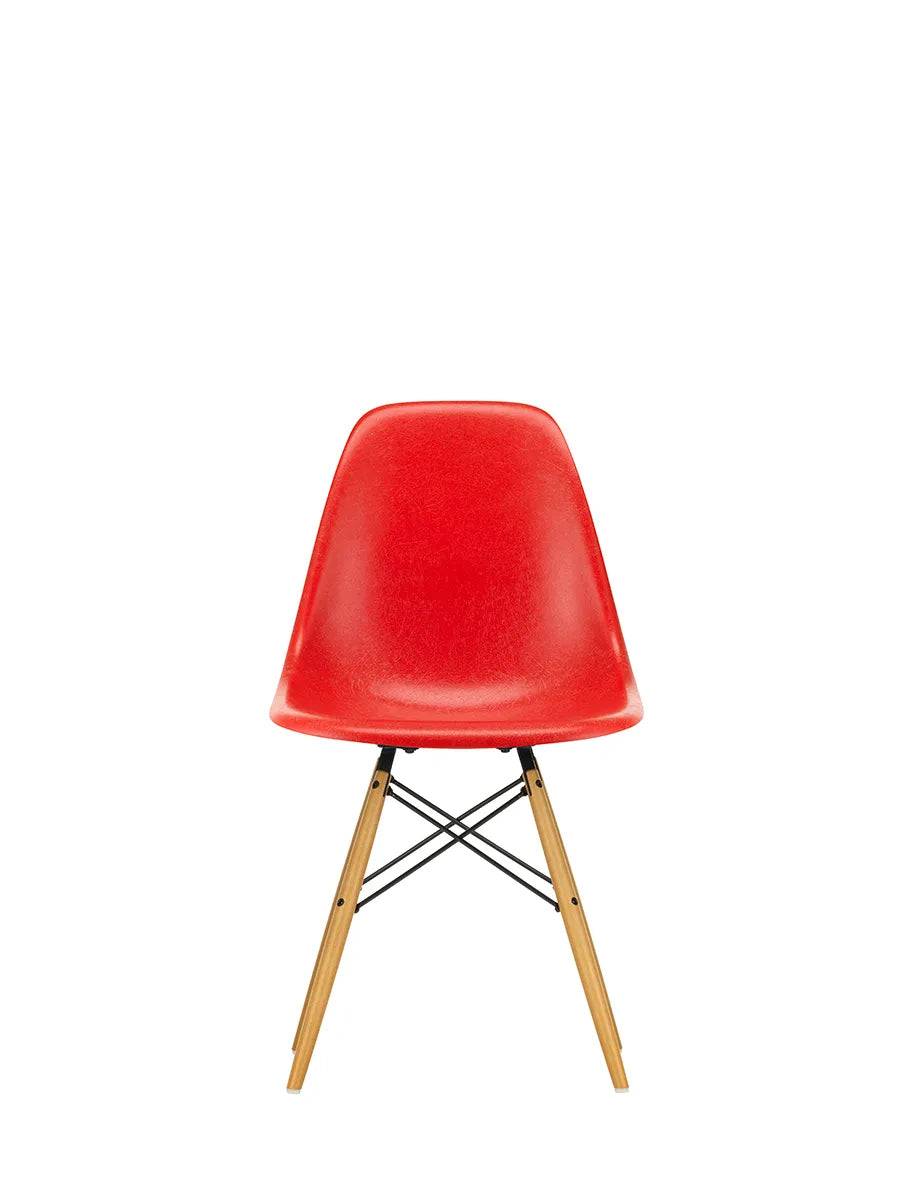 Eames Fiberglass Chair DSW, lys ahorn fra Vitra Eames Red - Jacobsen Plus
