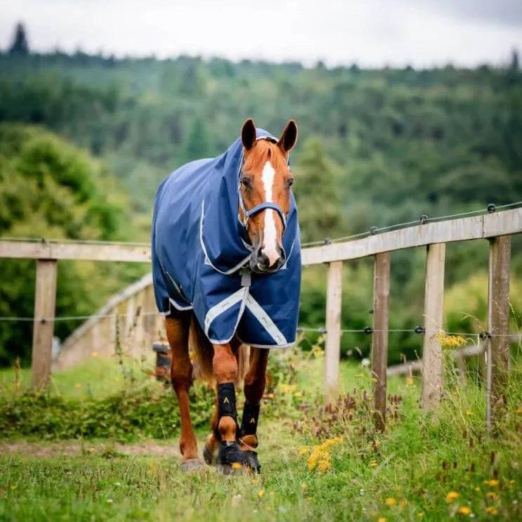 Horseware Amigo - Bravo 12 Plus Regndækken m. hals & V-Front - 100 gram - Navy - Navy/Titanium Grey og Silver / 110