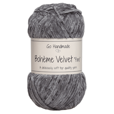 Go Handmade Bohème Velvet Fine 17605 Mørkegrå Indhold: 100% Polyester Vægt/længde: 50 gram = ca. 190 meter Anbefalede pinde: 2.50 - 3.50 mm Strikkefasthed: 10 x 10 cm = 30m Maskinvask, max 40°C / Tørres fladt.