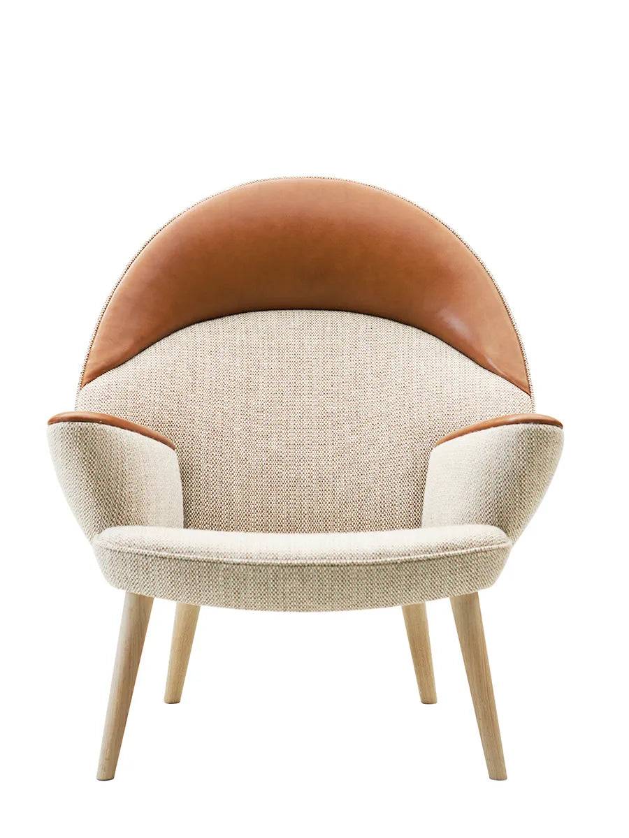 PP521 Den Polstrede Påfugl af Hans J. Wegner Klar bioolie / Standardstof eksklusiv / Valnød - Jacobsen Plus