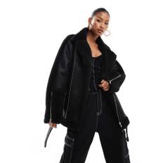 Aria Cove - Sort oversized jakke i imiteret rulam med dybe manchetærmer