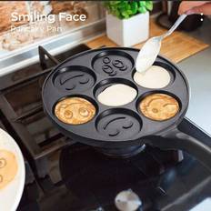 1 st mini pannkakspanna, mini pannkakspanna, bra matlagning Leende ansikte pannkakspanna, pannkaksbakare med 7 formar design, kokkärl, köksutrustning, - Lämplig för öppna lågor (En-Storlek,trähandtag,Järn + plasthandtag,Plasthandtag,Björnkruka-1 st)