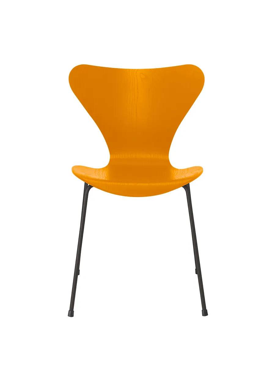 3107 Serie 7 stol i farvet ask af Arne Jacobsen Burnt Yellow / Warm Graphite - Jacobsen Plus