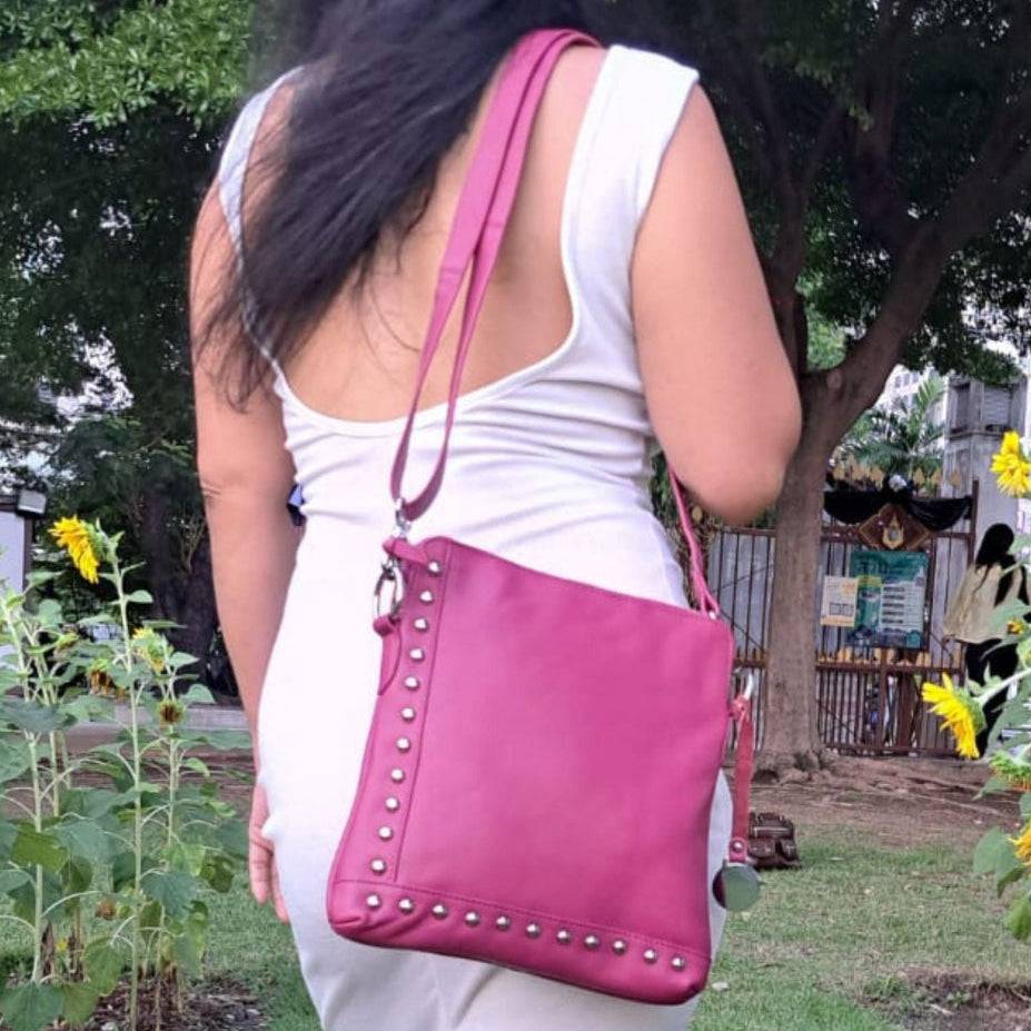Style Quick i supersmukt pinkfarvet læder. Cool slingbag til skulder og crossbody m. flotte nitter