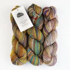 Kremke Soul Wool Lazy Lion Sock Yarn 006 Deep water self-striping Indhold: 75% uld og 25% nylon Vægt/længde: 100 gram = ca. 420 meter Anbefalede pinde: 2-3 mm Strikkefasthed: 10 cm x 10 cm = 26 masker x 36 rækker Maskinvask 30ºC / Tåler ikke tørretumbler / Tørres fladt.