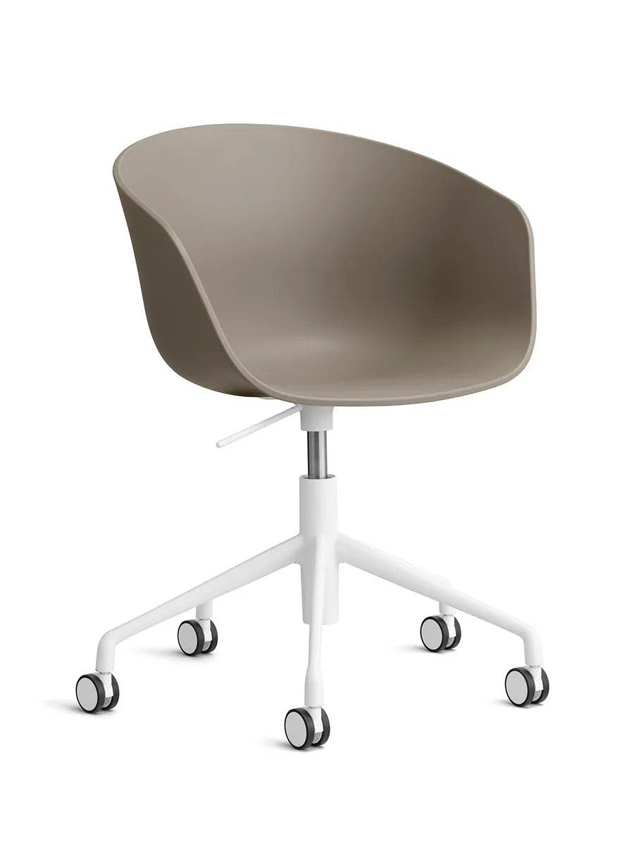 About a Chair AAC52 fra Hay Khaki / Hvid pulverlakeret aluminium - Jacobsen Plus