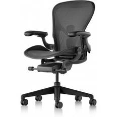 Herman Miller Aeron Remastered arbetsstol, grafitsvart, storlek C, djupjusterbar ryggstöd