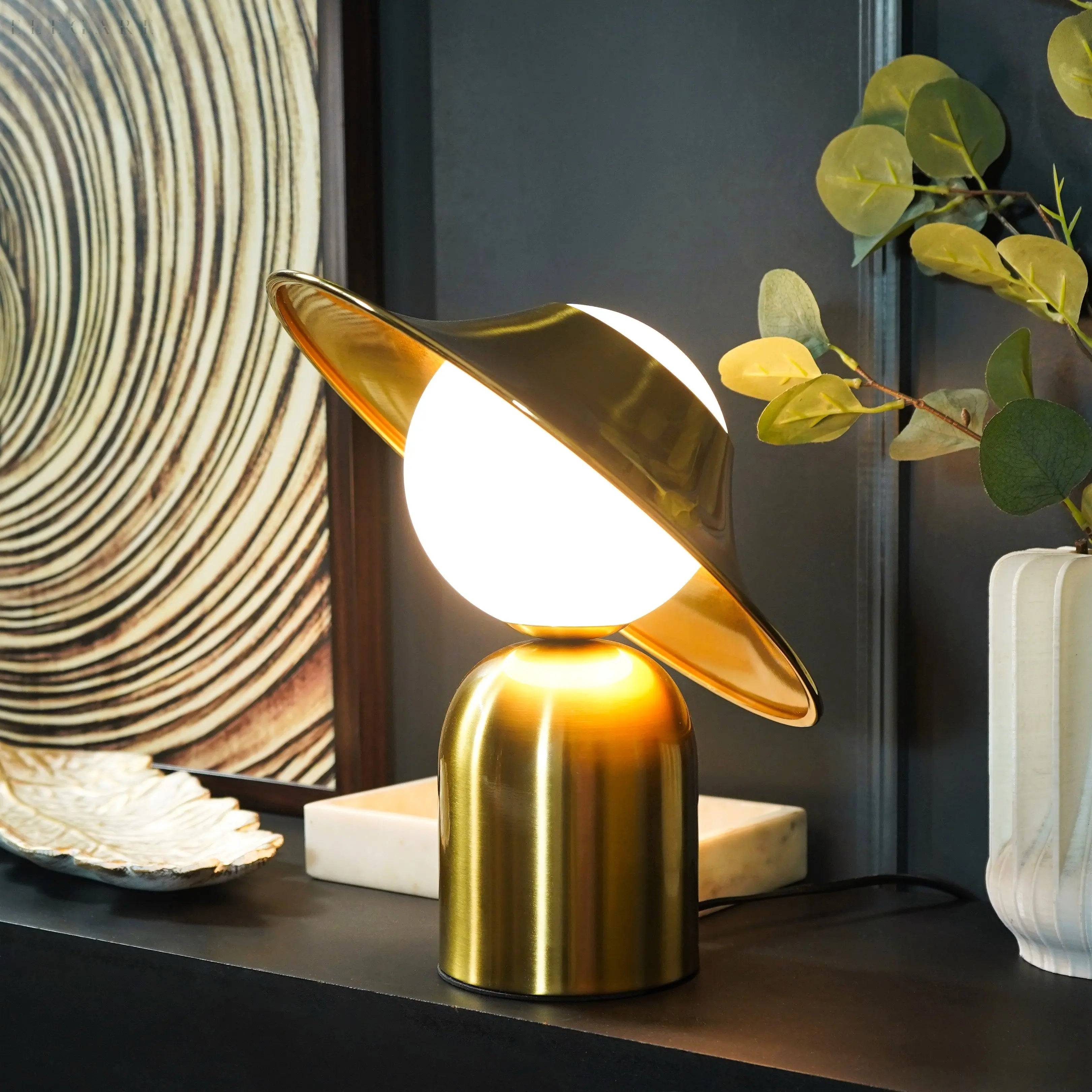 Elegant Guld Bordslykta Med LED - Skandinaviskt Design För Stämningsfullt Interiör