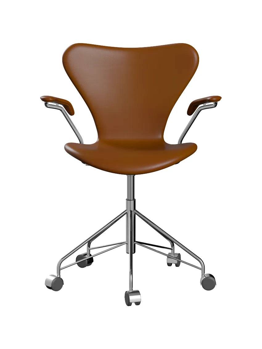 3217 Serie 7 Kontorstol af Arne Jacobsen Fuldpolstret / Soft læder / Valnød - Jacobsen Plus