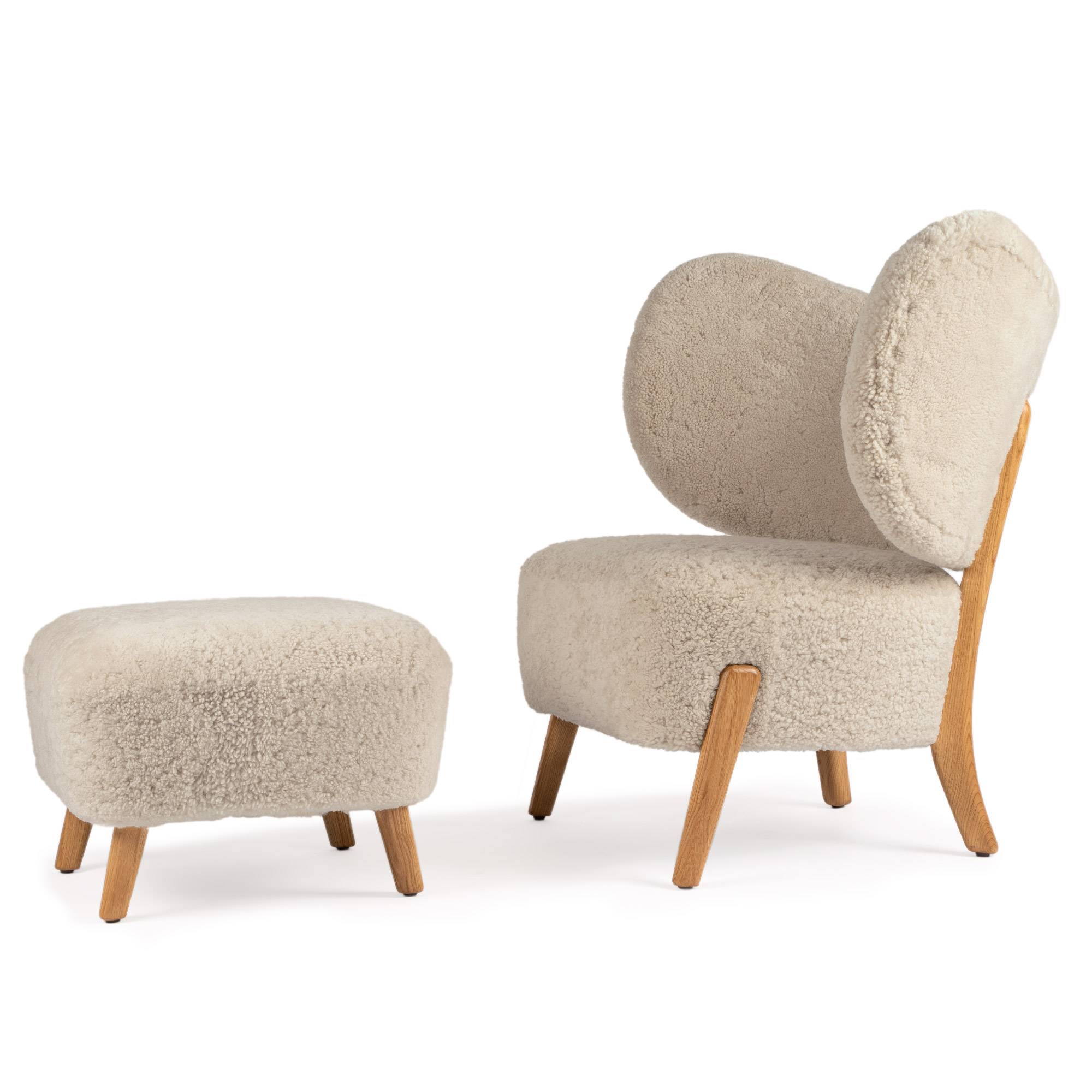 Mazo - TMBO Lounge Chair w Pouf Sheepskin Moonlight / Oak - Lænestole - Magnus Læssøe Stephensen - Læder/Træ