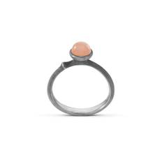 OLE LYNGGAARD LOTUS TINY RING MED BLUSH MÅNESTEN