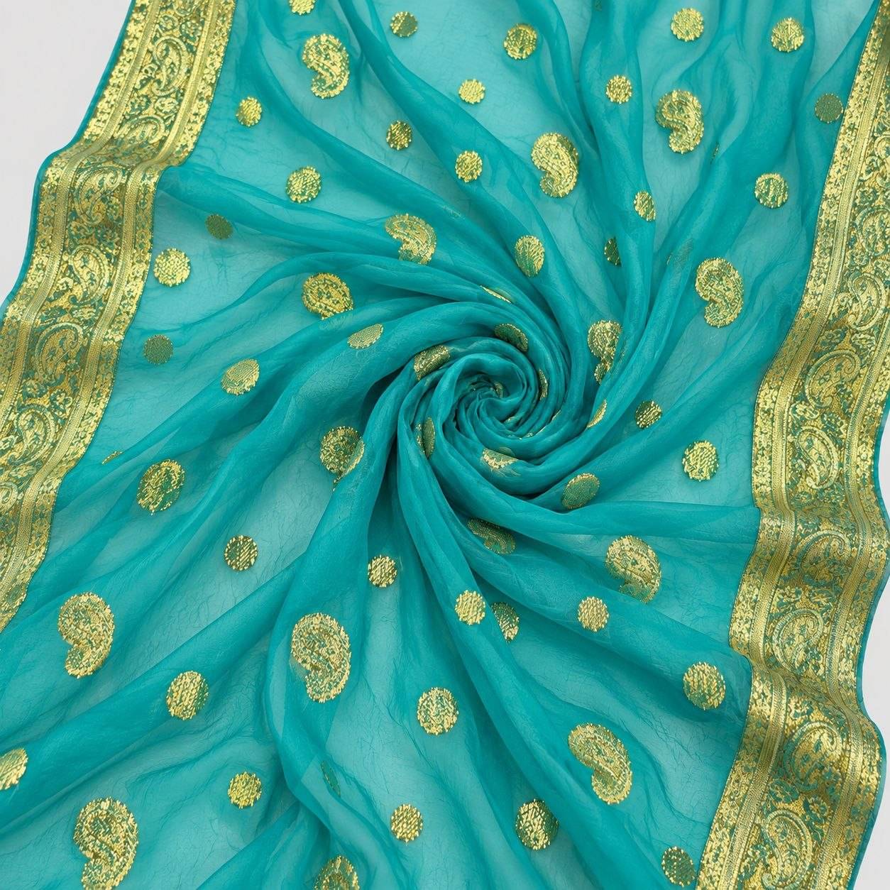 Turkis Lurex Chiffonsilk Med Gyldne Paisleymotiver Og Guldborter - Stof i Metervarer