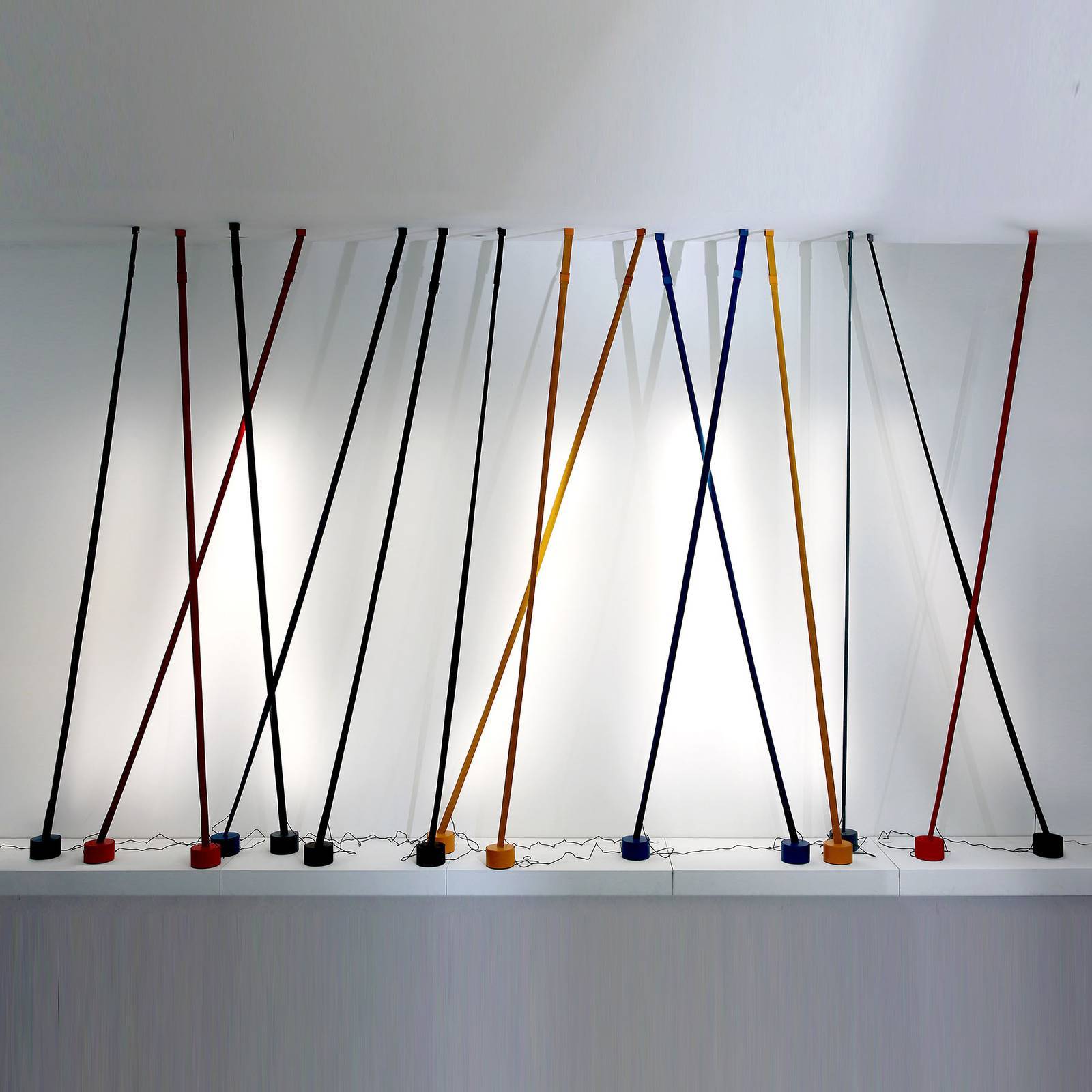 Martinelli Luce Design golvlampa Elastica, dimbar, Gul / orange, Vardagsrum / matsal, Textil / tyger / siden, Design, Golvlampa