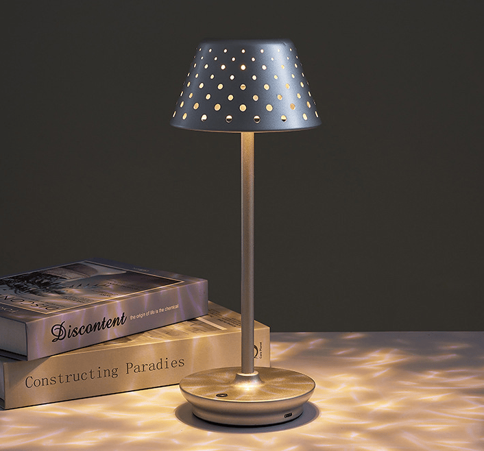 LuxeGlow – Bärbar LED-bordslampa för moderna interiörer - Silver